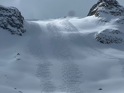 23-03-02 Heliskiing Canada